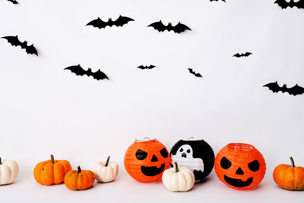 Decoraciones de Halloween sobre fondo blanco. Concepto Halloween. - Foto, Imagen