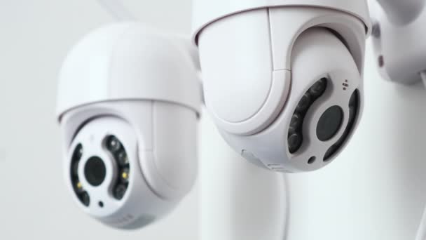 La telecamera CCTV contemporanea trasforma la registrazione video in primo piano nel centro commerciale. Tecnologia digitale di sicurezza e sorveglianza dei luoghi pubblici primo piano - Filmati, video