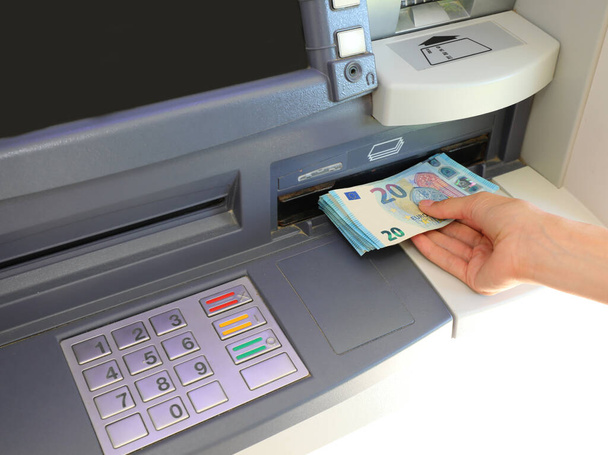 automatyczny bankomat do wypłacania pieniędzy w banknotach euro 20 - Zdjęcie, obraz