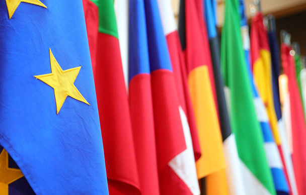 Желтая звезда европейского флага и на заднем плане другие флаги Европы - Фото, изображение