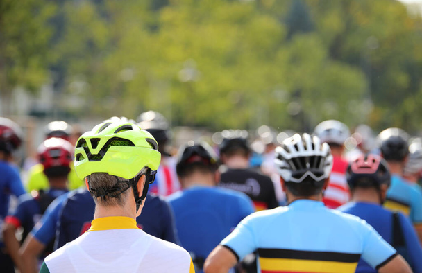 cycliste avec casque pour la protection et d'autres cyclistes avant la course cycliste - Photo, image