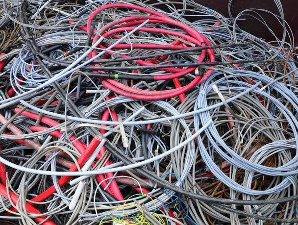 enredos de cables eléctricos usados en el vertedero para ser reciclados - Foto, Imagen