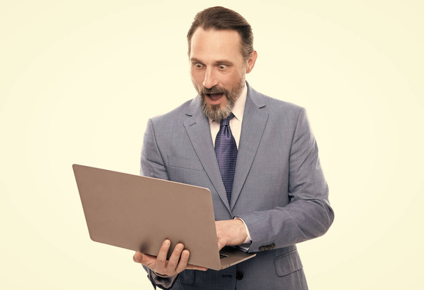 niesamowite Dojrzałe grizzled szef używać nowoczesne bezprzewodowe laptop pracy online izolowane na biały, odpowiedz e-mail. - Zdjęcie, obraz