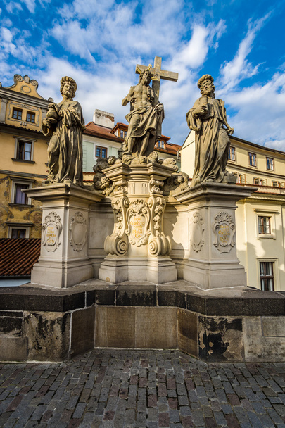 Sculptuur van Heilige Verlosser met Cosmas en Damianus op de Karelsbrug in Praag. Tsjechische Republiek. - Foto, afbeelding