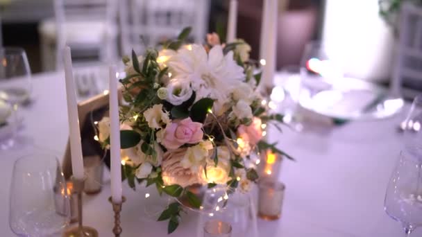 Kytice květin s LED světly stojí ve váze na stole. Vysoce kvalitní FullHD záběry - Záběry, video