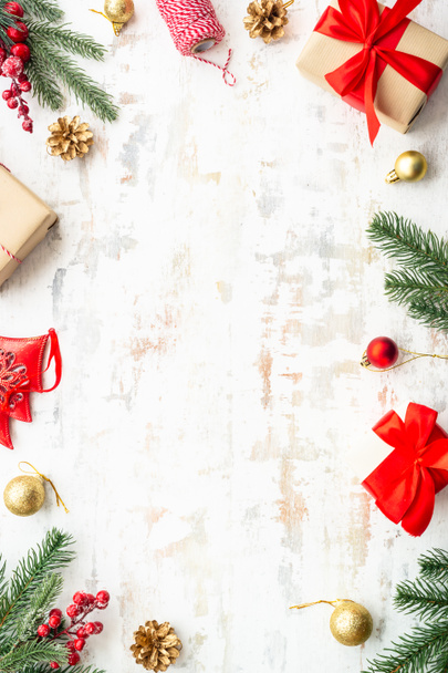 Kerstversiering op witte achtergrond met kopieerruimte. Geschenkdozen, dennenboom, kerstballen en anderen. Samenstelling van de vlakke vloer. - Foto, afbeelding