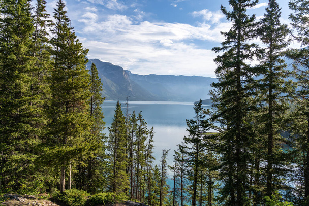 Lac Minnewanka dans le parc national Banff - journée d'été ensoleillée - Photo, image