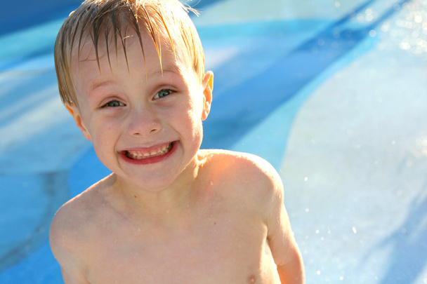 sehr aufgeregtes Kind schwimmt im Pool - Foto, Bild
