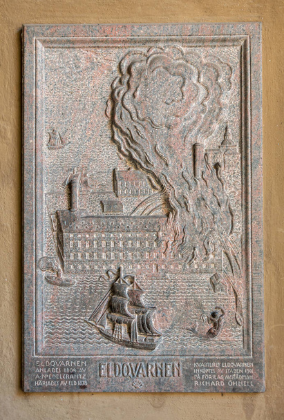 Suécia, Estocolmo - 16 de julho de 2022: Escultura mural lembrando o incêndio devastador da cidade, Eldovarnen, de 1878, começou em moinho de farinha, situado na entrada do pátio, Câmara Municipal ou Stadshuset - Foto, Imagem