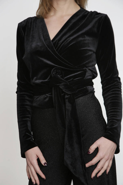 Serie studiofoto 's van vrouwelijk model in sprankelend zwart jumpsuit, eenvoudige en effectieve outfit voor oudejaarsfeest. Vakantie seizoen kleding. - Foto, afbeelding
