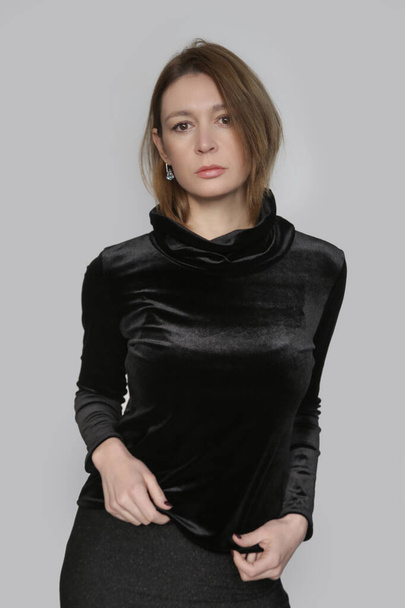 Sorozata stúdió fotók női modell visel plüss fekete garbó, elegáns, mégis hangulatos és meleg ruhák. - Fotó, kép