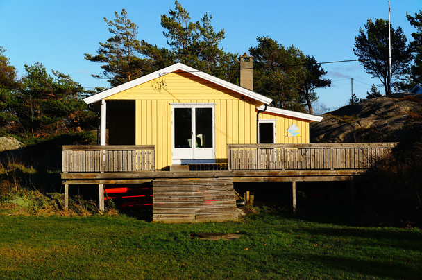 A nyár sárga bungalow - Fotó, kép