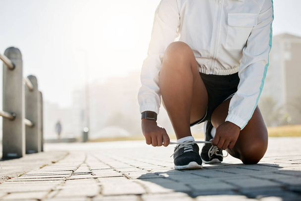 Ayakkabı kravatı, spor ve kadın atlet egzersizi, egzersiz ve yaz koşusu için açık havada koşuyor. Spor, koşucu eğitimi ve sağlıklı yaşam tarzı pratiğiyle meşgul bir fitness uzmanının sağlık kardiyogramı. - Fotoğraf, Görsel