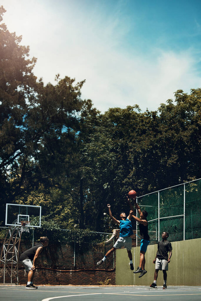Αθλητισμός, ομάδα και οι άνδρες παίζουν μπάσκετ σε ένα διαγωνισμό για τους παίκτες του παιχνιδιού ή του αθλητισμού με ταλέντο, ικανότητα και φυσική κατάσταση. Άτομα σε ένα ανταγωνιστικό αγώνα κατάρτισης σε υπαίθριο γήπεδο με ομαδική εργασία για διασκέδαση ή υγεία. - Φωτογραφία, εικόνα