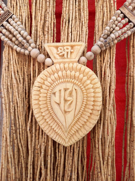 Tulsi Mala se vyrábí ze dřeva nebo ze semen rostliny Tulsi. Tulsi (Svatý bazalka) je považován za jednu z nejvíce posvátných rostlin v indickém uctívání. Hinduisté považují Tulsi za bohyni (projev Lakshmi) v podobě rostliny . - Fotografie, Obrázek