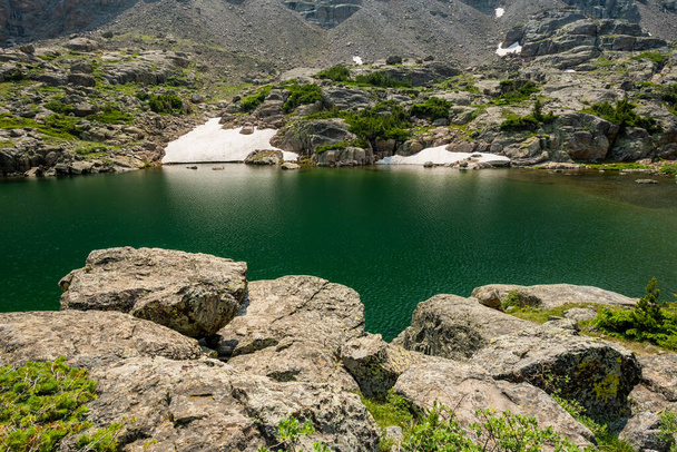 Deep Green Color of Glass Lake in Rocky Mountains National Park - Foto, Imagem