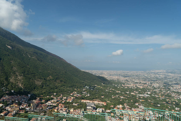 Panorámás kilátás a terjeszkedő város Nápoly és a környező falvak a hegyről Amalfi partján Olaszországban - Fotó, kép