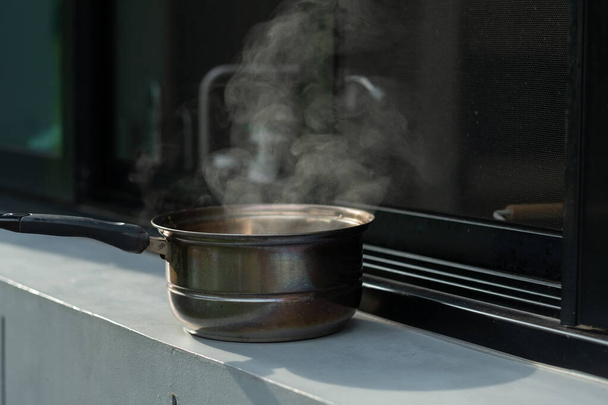 l'eau est bouillante dans la casserole, eau chaude - Photo, image