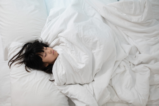 アジア系の子供はベッドで寝病気のチル - 写真・画像