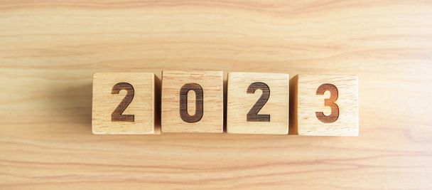 2023 год блок на фоне стола. цель, резолюция, стратегия, план, старт, бюджет, миссия, действие, мотивация и новогодние представления - Фото, изображение