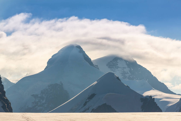 Kauniit alppimaisemat Sveitsin Alpeilla talvella, dramaattinen pilvi - Valokuva, kuva