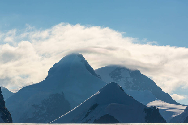 Kauniit alppimaisemat Sveitsin Alpeilla talvella, dramaattinen pilvi - Valokuva, kuva