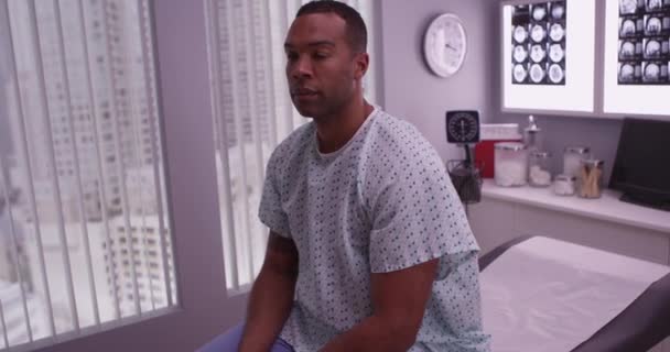 Schwarze Patientin wartet im Untersuchungsraum - Filmmaterial, Video