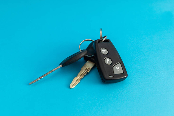 Autoschlüssel auf blauem Hintergrund - Foto, Bild
