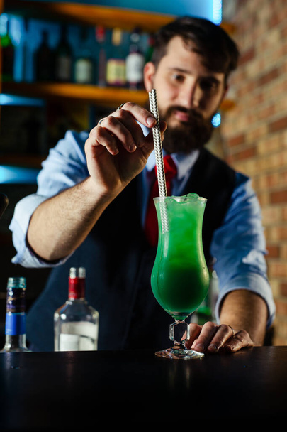close-up van barman versieren blauwe lagune cocktail - Foto, afbeelding