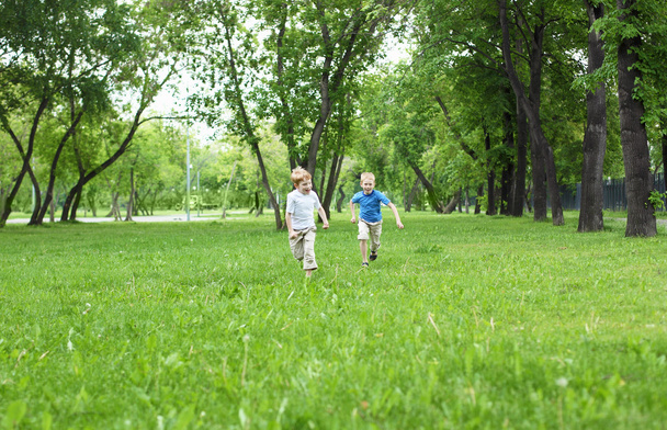 Retrato de dos chicos en verano al aire libre
 - Foto, imagen