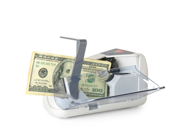 Доллары в современном валютном автомате на белом фоне - Фото, изображение