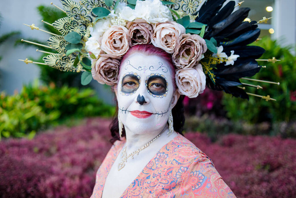 Portrait of woman made up as a catrina, for the celebration of the day of the dead. Woman made up as a catrina. - Foto, immagini