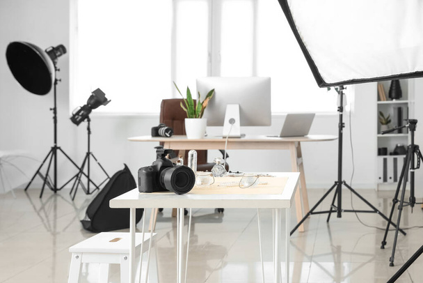 Profesionální fotoaparát na stole v moderním studiu - Fotografie, Obrázek