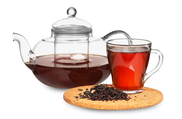 Glasschale mit heißem schwarzen Tee und Teekanne auf weißem Hintergrund - Foto, Bild
