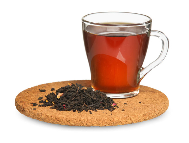 szklaną filiżankę gorącej czarnej herbaty izolowane na białym tle - Zdjęcie, obraz