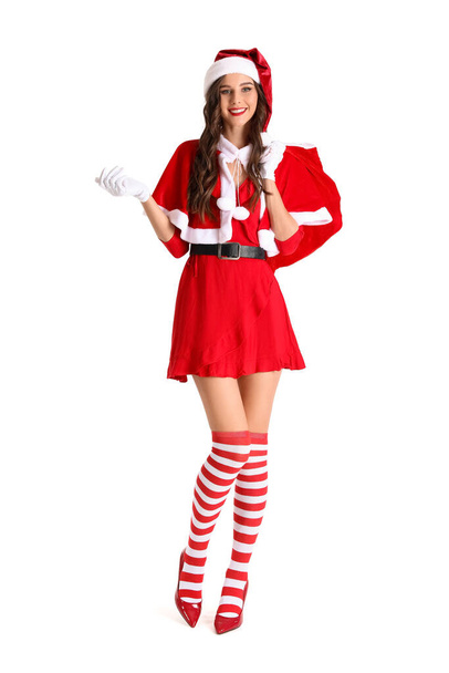 Schöne Frau im Weihnachtsmannkostüm mit Geschenktüte auf weißem Hintergrund - Foto, Bild