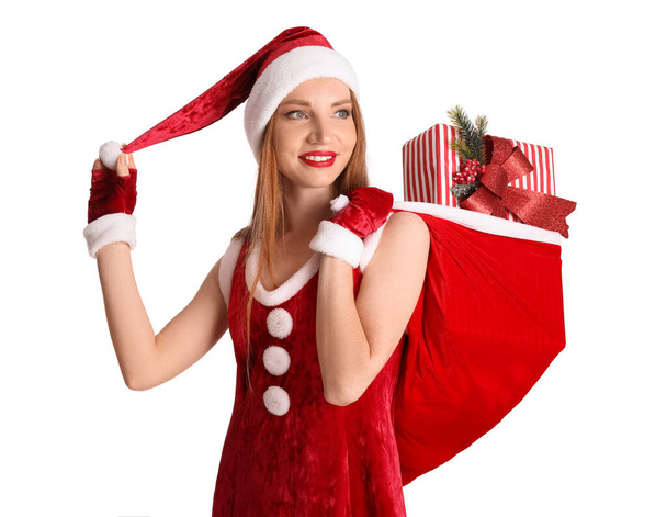 Bella giovane donna in costume da Babbo Natale con borsa di regali su sfondo bianco - Foto, immagini