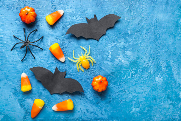Állítsa be a különböző Halloween dekoráció papír denevérek színes háttér - Fotó, kép