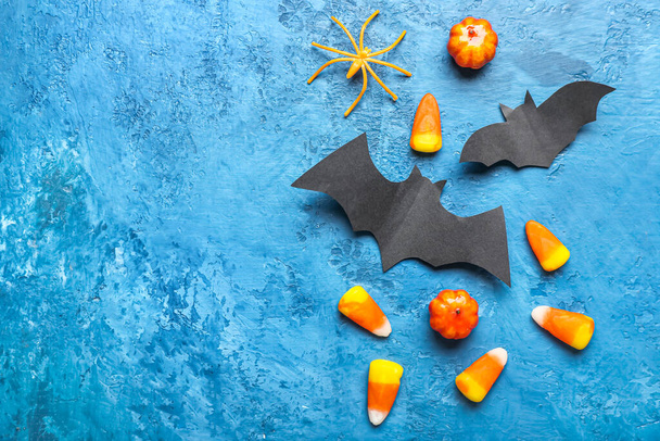 Conjunto de diferentes decoração de Halloween com morcegos de papel no fundo de cor - Foto, Imagem