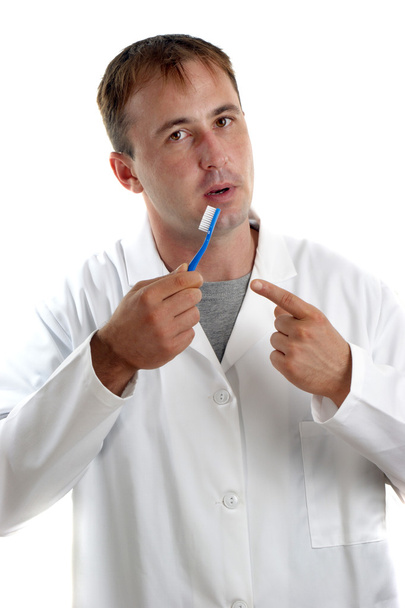 Le personnel médical explique la fonction d'une brosse à dents
 - Photo, image