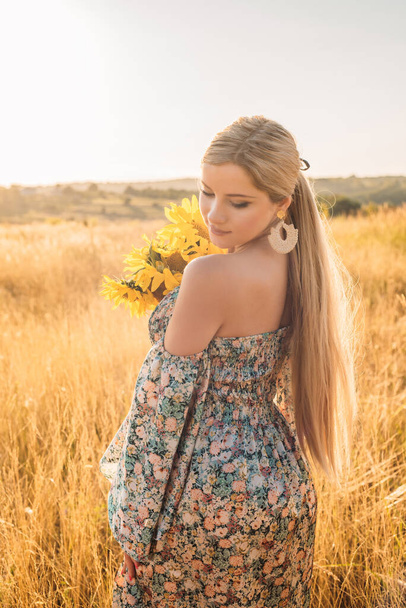 portrait of beautiful happy pregnant woman in countryside during sunset - Φωτογραφία, εικόνα