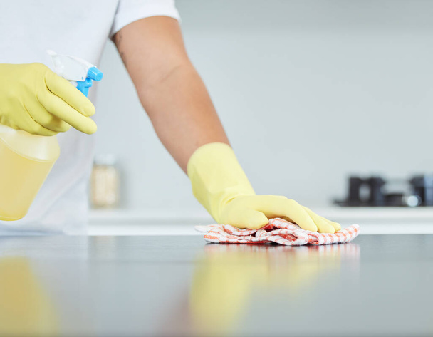 Estar en un hogar limpio es una necesidad. un hombre limpiando el mostrador en su cocina - Foto, Imagen
