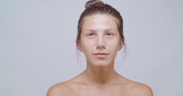 Mujer de belleza posando en la cámara, aislado en blanco - Metraje, vídeo