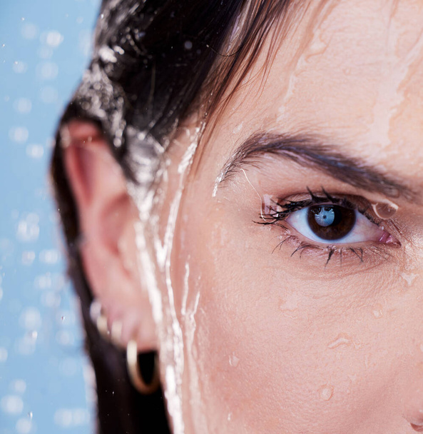 Taze ve cilveli ol, edepsiz ve pis olma. Mavi arka planda duş alan genç bir kadının stüdyo portresi. - Fotoğraf, Görsel