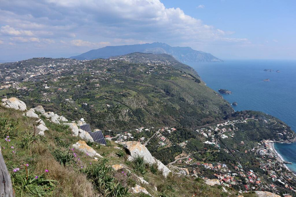 Massa Lubrense, Kampanien, Italien - 20. März 2022: Wanderer in Punta Campanella, dem äußersten Punkt der sorrentinischen Halbinsel, der der Insel Capri am nächsten liegt - Foto, Bild