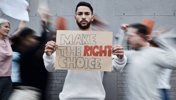 Juntos amplifican bien nuestras voces. un joven sosteniendo un cartel en una protesta contra una vacuna covid - Foto, Imagen