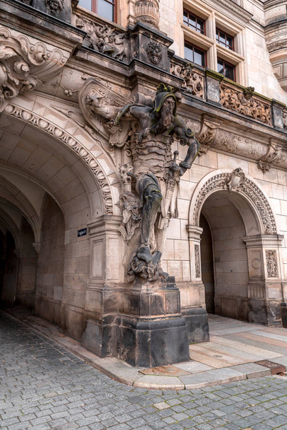 Dresde, Alemania - 19 de diciembre de 2021: La antigua Puerta de George o Georgentor en el casco antiguo, Altstadt de Dresde, la capital de Sajonia, Alemania. - Foto, imagen