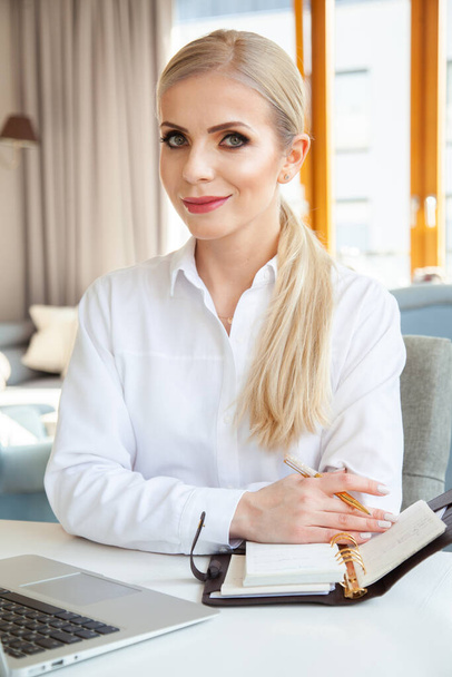 Portrait of a young adult attracive pretty blonde businesswoman work in home office - Foto, Bild