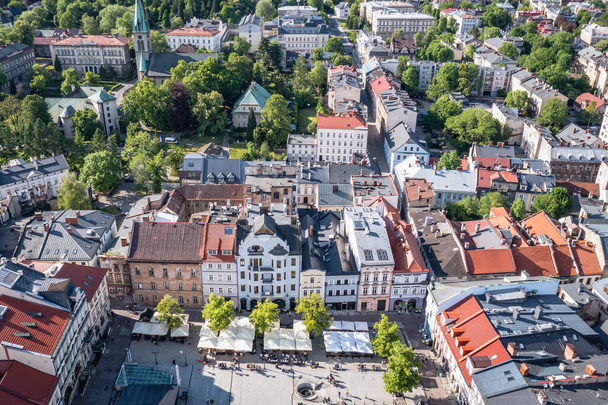 Bielsko-Biala, Polen - 22. Mai 2022: Drohnenbild des Altstädter Marktplatzes in Bielsko-Biala - Foto, Bild