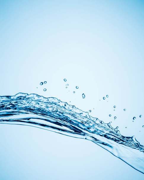 Kawałki czystej wody w postaci wody z kropelkami na niebieskim tle gradientowym. Przestrzeń kopiowania. - Zdjęcie, obraz